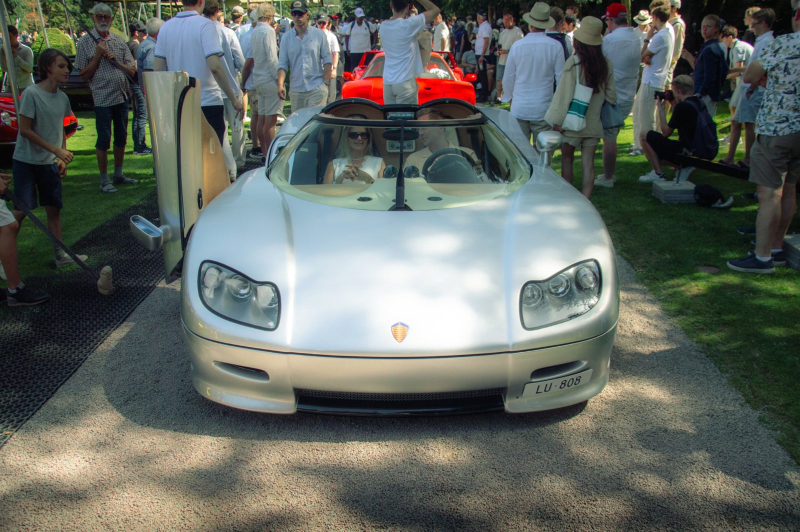 Koenigsegg CC roadster bland publik